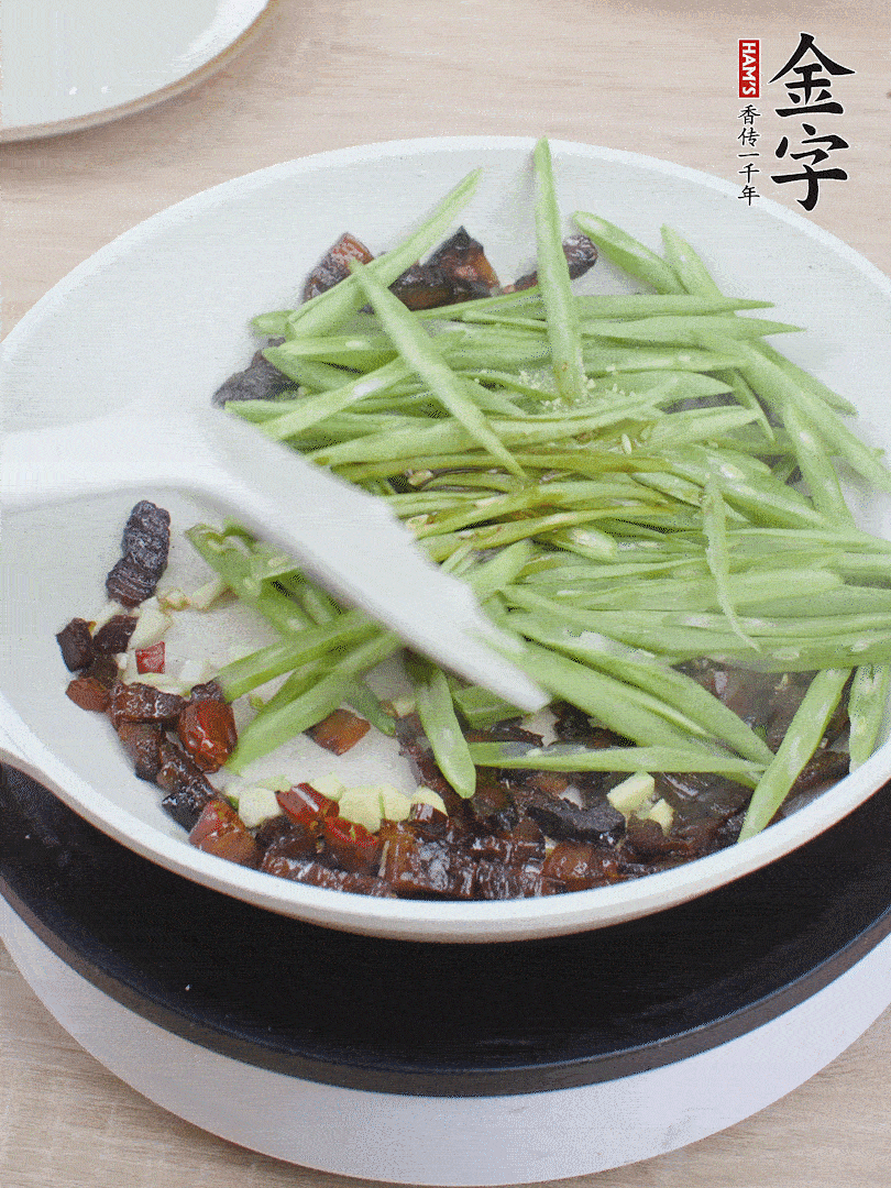 下豆角，生抽、雞精調(diào)味，炒到斷生。