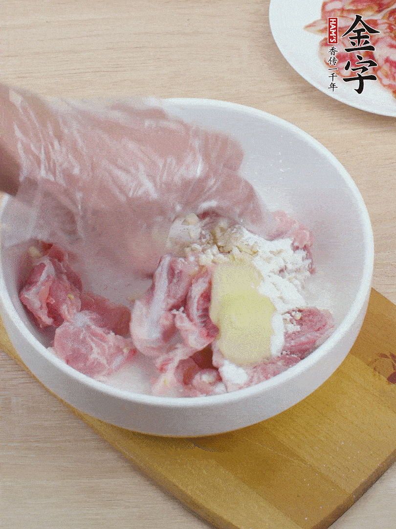 洗凈的小排，加鹽、姜、蒜末、淀粉、胡椒粉抓勻，腌制15分鐘。