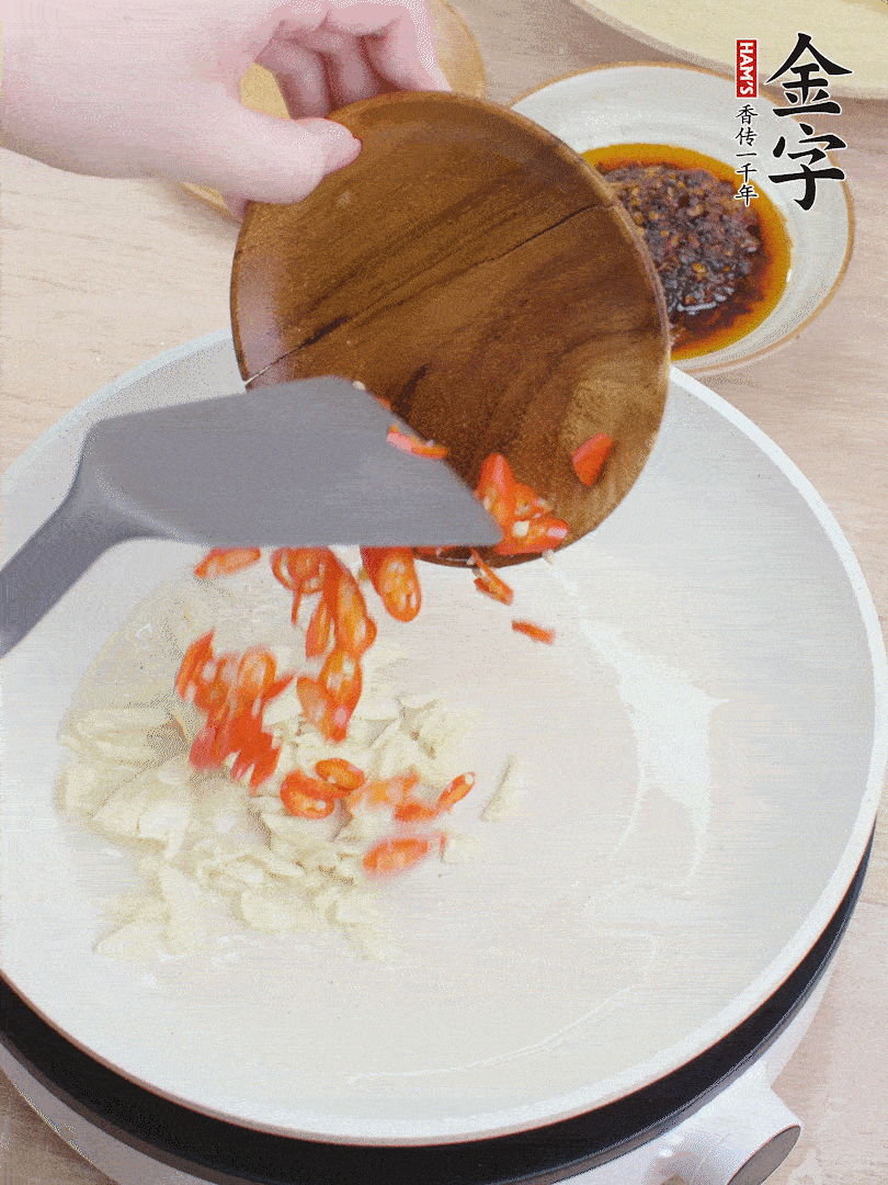 油熱煸香蒜末、辣椒。