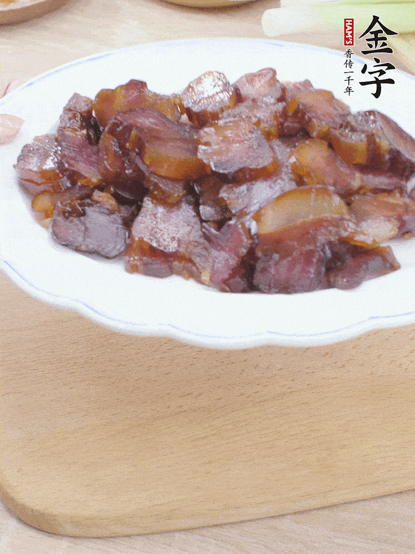 金字醬油肉水煮15分鐘，切薄片。