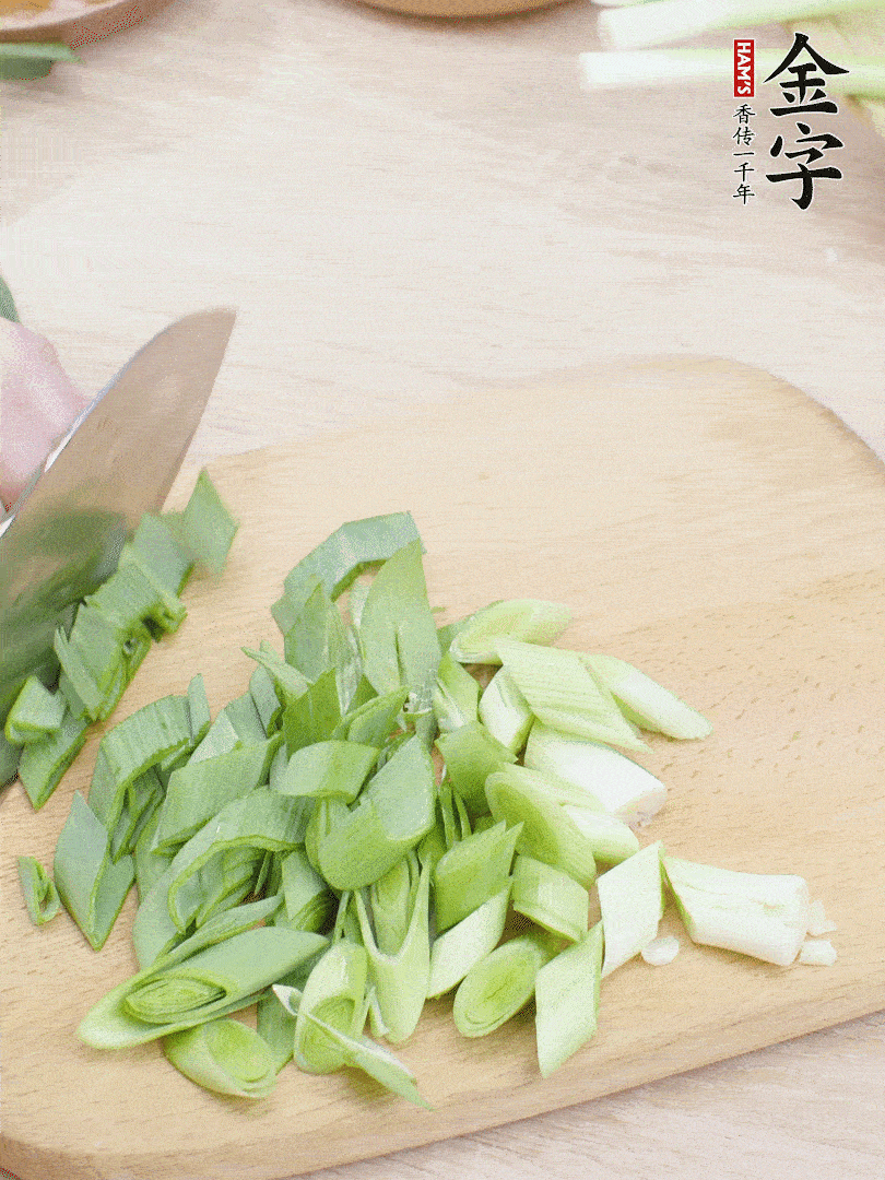 青蒜切段。（蒜白可以拍一下，再斜著切）