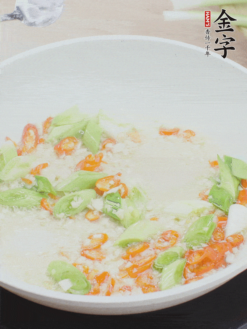 油5成熱時(shí)，下蒜末、辣椒、蒜白煸炒。