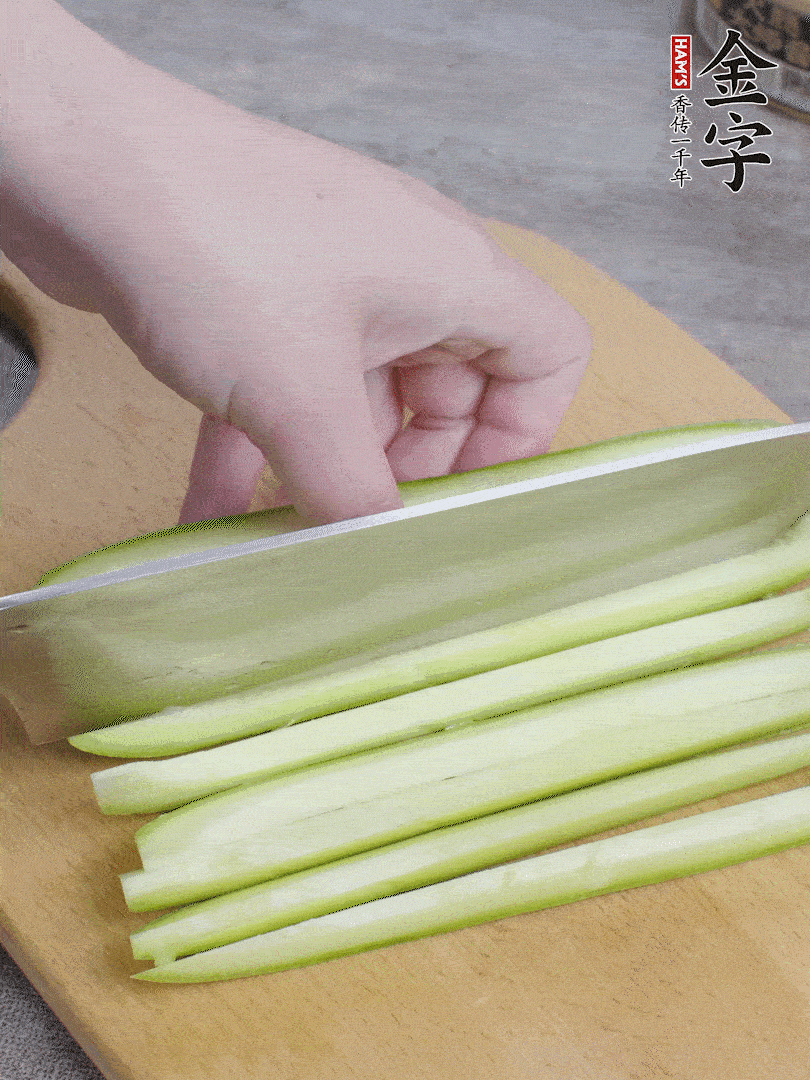 西葫蘆對半切，去瓤切條。