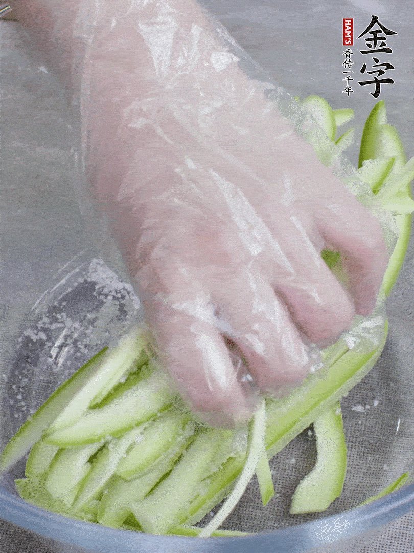 加鹽腌制15分鐘，清洗后擠干水份。