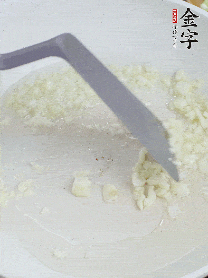 冷鍋熱油，下大蒜煎至兩面微黃。
