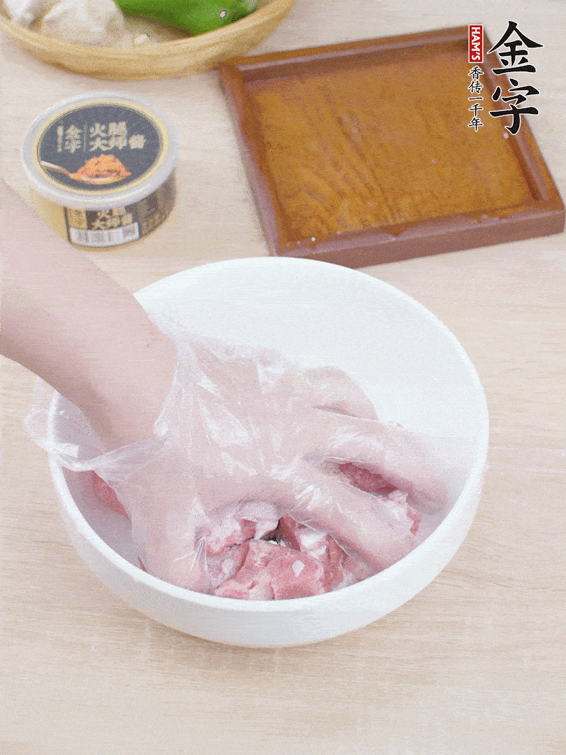 豬小排，加1勺料酒、1勺蠔油、1/3勺白胡椒粉、淀粉，抓拌均勻腌漬30分鐘。青椒去蒂去籽切塊。洋蔥去皮切塊。