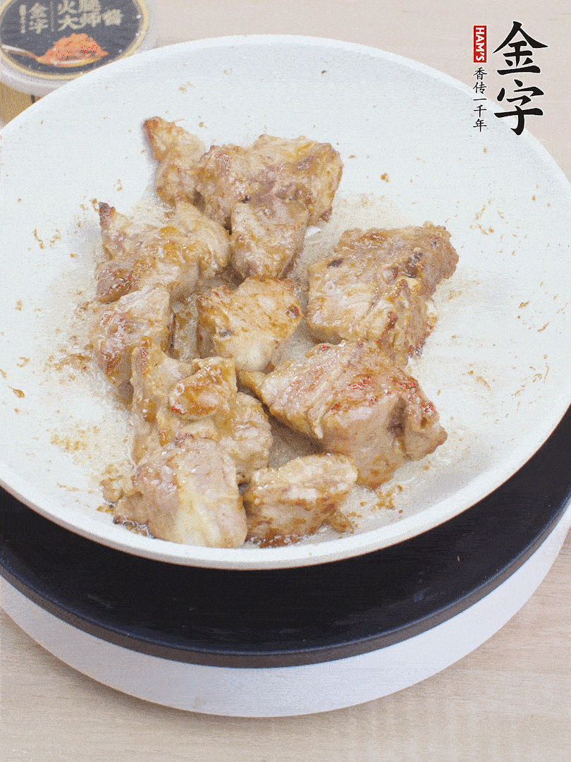 油4成熱，下小排煎炒至邊緣微微發(fā)焦。