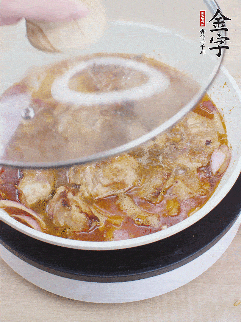 下小排翻炒，加1勺生抽、1點(diǎn)白砂糖和少許水燜2分鐘。
