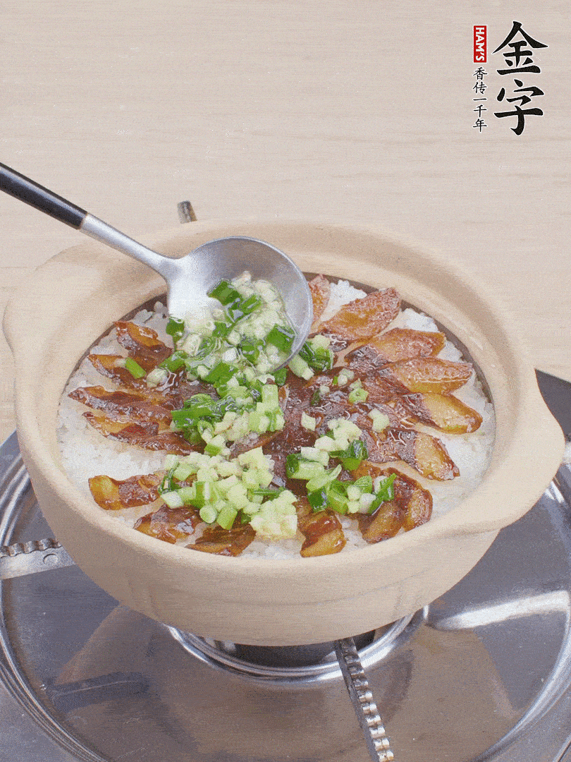 倒蔥姜醬再燜1分鐘。（也可以淋點(diǎn)生抽）