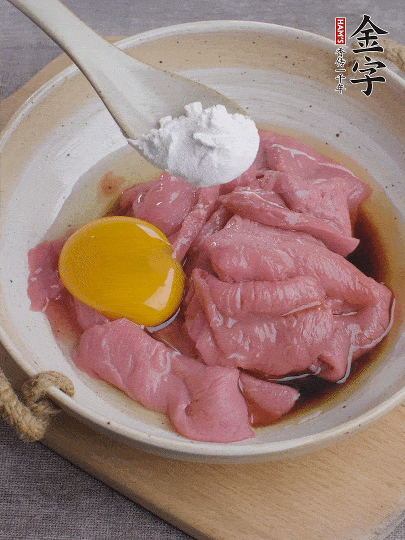 牛肉切片，雞蛋1個(gè)、水2勺、料酒1/2勺、生抽1/2勺、生粉1勺腌15分鐘。