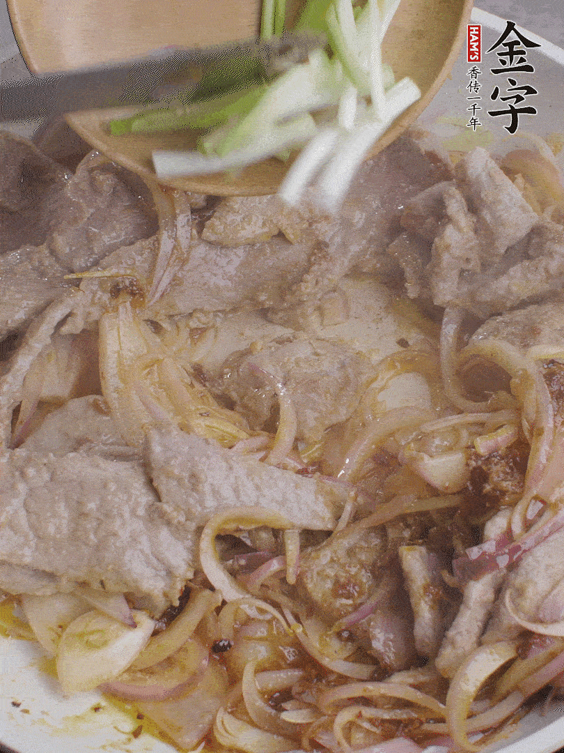 下牛肉、蔥段快炒。