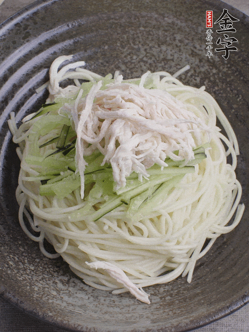 堿水面（熟）倒入大碗中，鋪上黃瓜絲、雞絲。