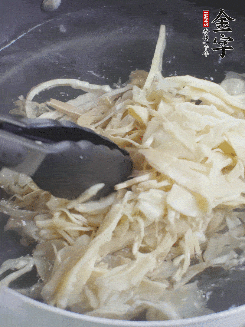 糯米筍焯水1分鐘，過涼水，擠干水份。