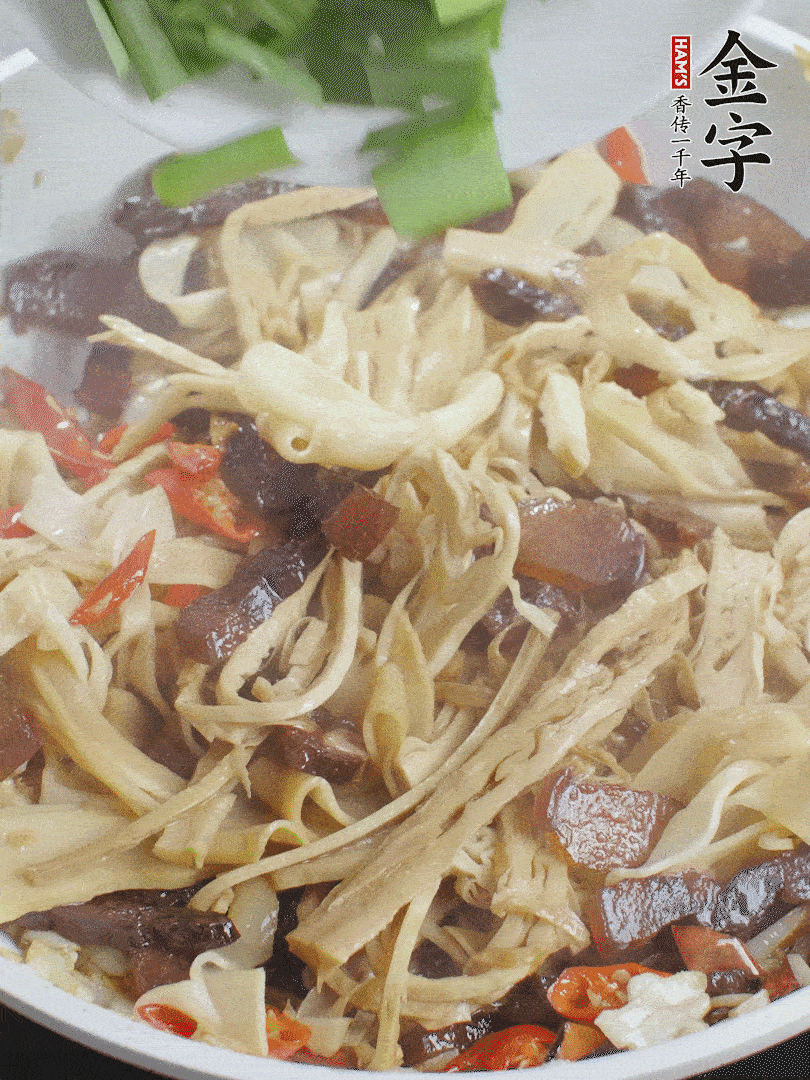 翻炒均勻，下蒜葉。