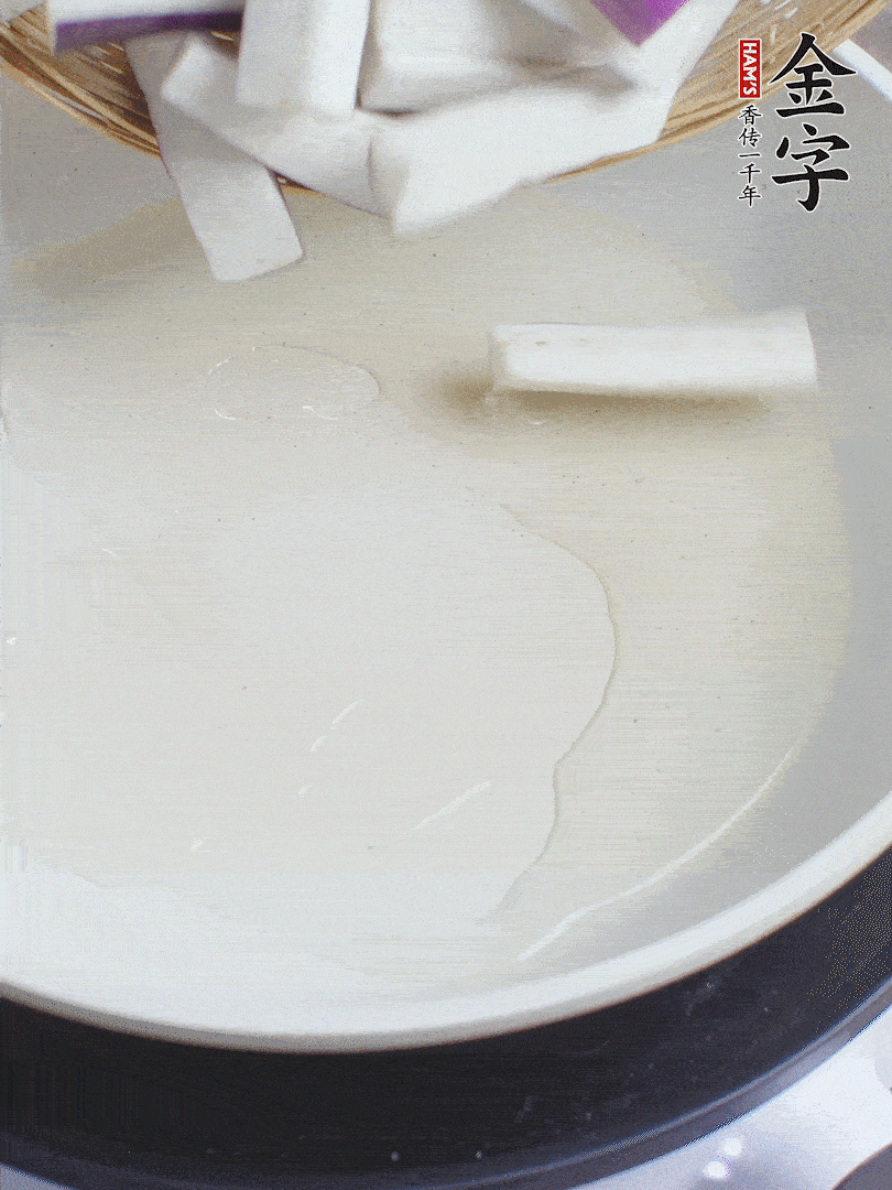 杭茄洗凈去蒂，縱向剖成4份，切成長(zhǎng)10cm左右的段。白洋蔥切絲。口蘑洗凈去掉柄。紅椒切菱形片。