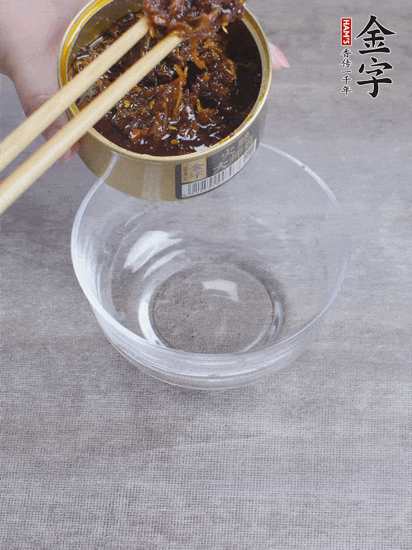 金字火腿大師醬2勺、醬油1勺、白砂糖1/2勺調(diào)勻。