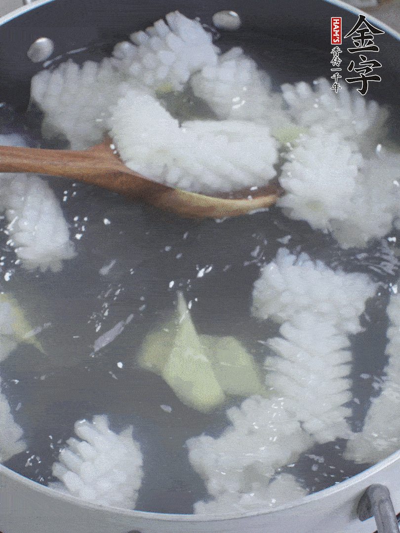 魷魚解凍后，加姜片、料酒汆燙30秒。