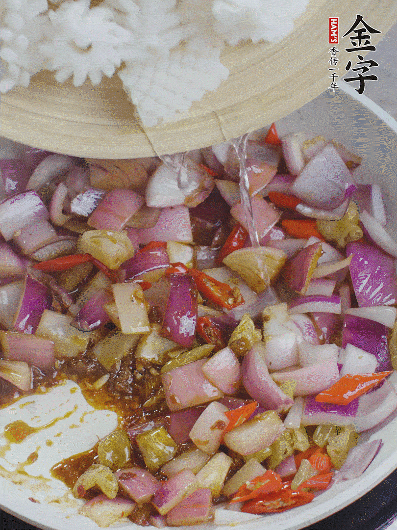 下魷魚花，2勺料酒炒勻。