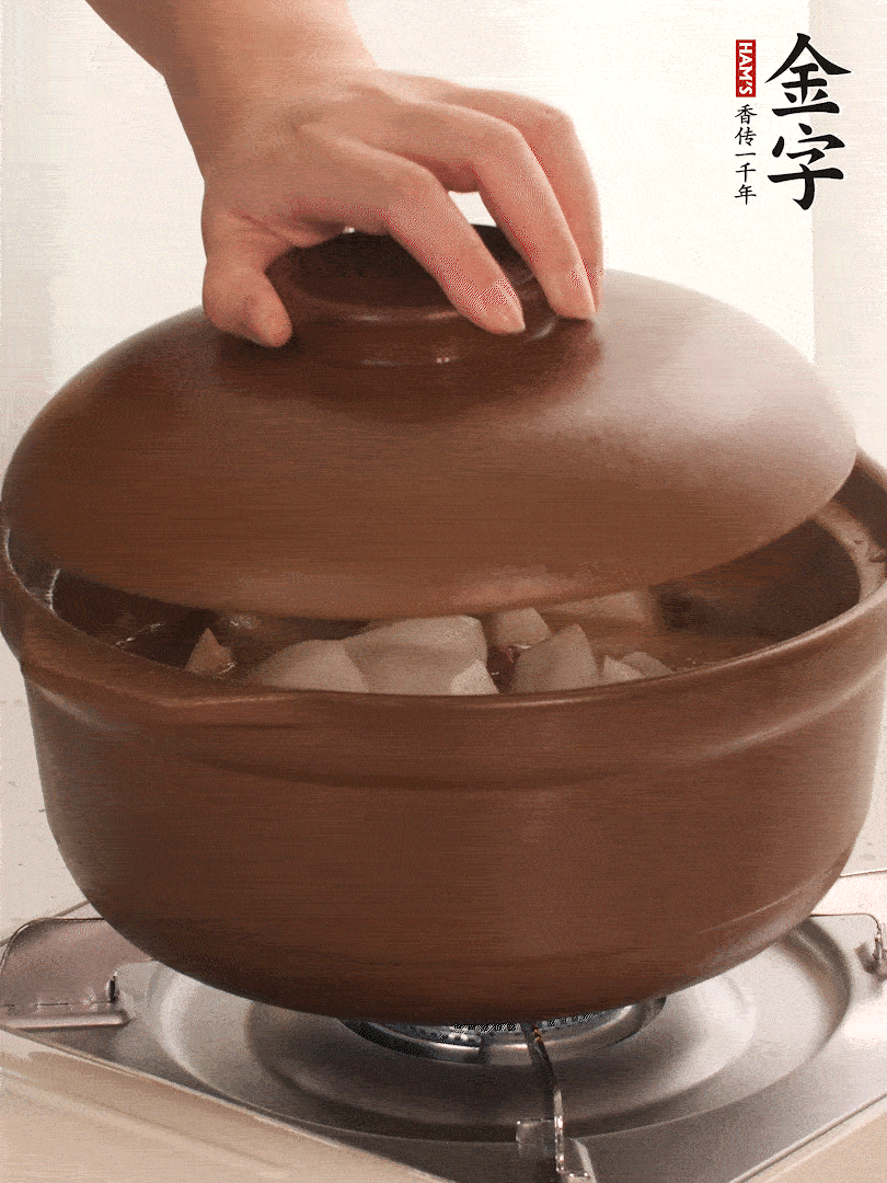 倒沒過食材的熱水，大火燒開。蓋上蓋子轉(zhuǎn)中小火，燉15-20分鐘。等蘿卜煮到喜歡的軟爛度就可以關(guān)火。