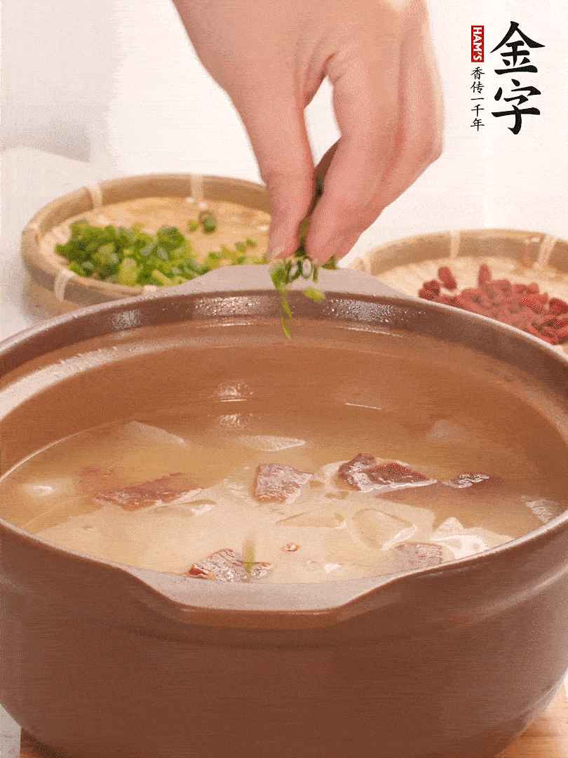 最后點綴點小蔥花、枸杞，增色提味。