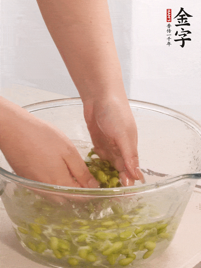 毛豆去外殼去膜，姜、金字火腿切片。