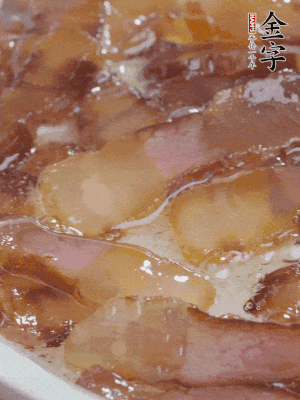油5成熱，醬油肉煸香。