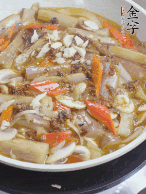 撒蒜末、香菜末。