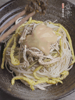 生抽1勺、醋1勺、芝麻醬1勺、金字火腿大師醬1勺。