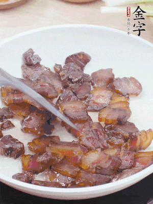 熱鍋少油，醬油肉煸出油脂，盛出。