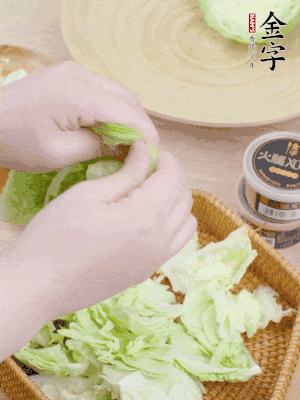 卷心菜掰成小片。