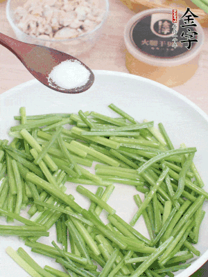 起鍋熱油，下韭菜苔炒至變色。加少許鹽。