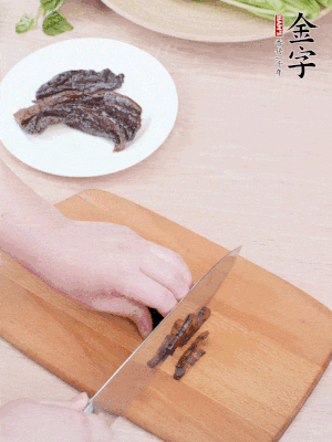 金字醬油肉下鍋煮10分鐘，切薄片。