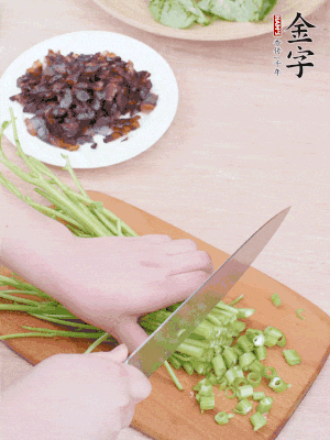 空心菜摘掉葉子，菜梗切成丁。
