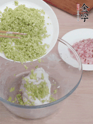 糯米粉邊揉邊加水，成團后揉進(jìn)蠶豆、咸肉。