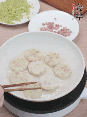 鍋中涼油，慢煎至兩面有脆殼。（油可以多一點）