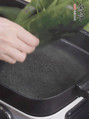 粽葉入沸水煮1分鐘，翻面再煮1分鐘，清洗干凈加水浸泡。
