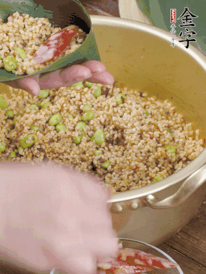 兩片粽葉1/2處葉尾相疊，中間卷成圓錐后裝入餡料。