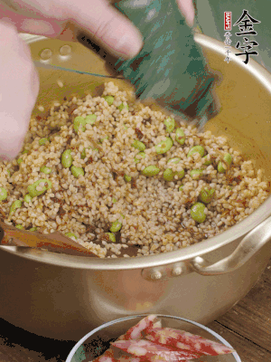 再附一張粽子，一齊向后折疊，線繩捆綁。