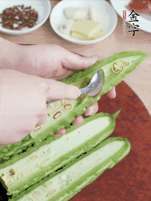 苦瓜去籽切薄片，一點(diǎn)鹽拌勻，10分鐘后沖洗控干。香蔥切蔥花、姜切末、蒜拍碎、干辣椒切圈。
