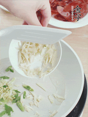 油4成熱，下蔥姜蒜、干辣椒、花椒煸出香味。