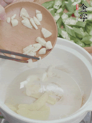 砂煲熱油，姜蒜、辣椒煸香。