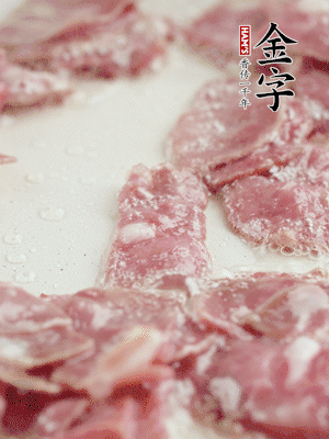 炒鍋熱油，下培根火腿煸炒。