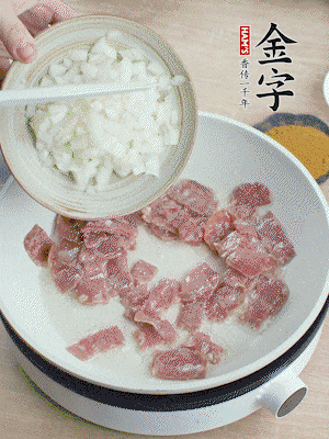 依次下洋蔥、紅菜椒、豌豆粒、玉米粒翻炒均勻。
