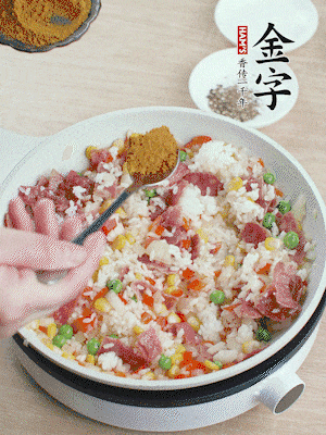 1勺咖喱粉、1/2勺鹽，少許黑胡椒碎炒均。