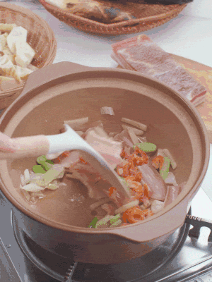 砂鍋中倒入油，放入姜片、蔥段、咸肉、海米炒出香味。