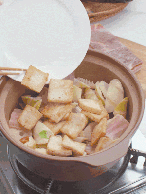 依次下春筍、豆腐，開水沒過食材。