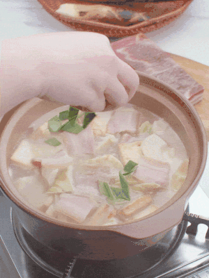 一小撮鹽、糖、雞精調(diào)味，最后撒點(diǎn)蒜葉點(diǎn)綴。