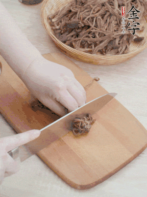 干茶樹菇浸泡過(guò)夜，去老根焯水，擠干水份。