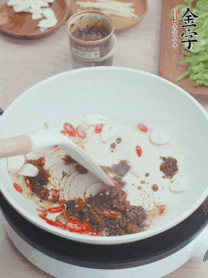 熱鍋涼油，姜蒜、辣椒、金字火腿xo醬炒香。