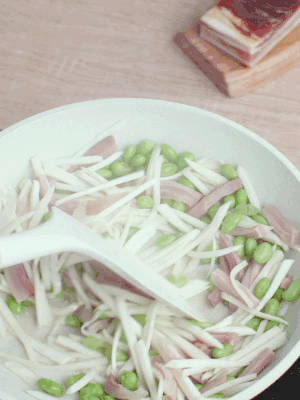下茭白絲、青豆翻炒。